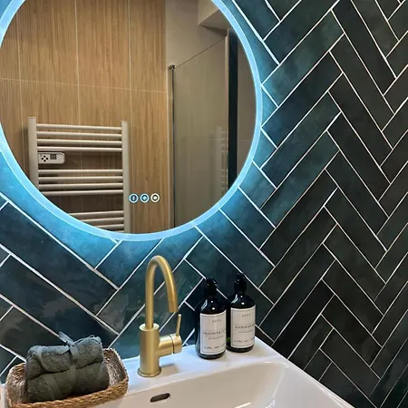 Carre D'or - Private Garage Apartment