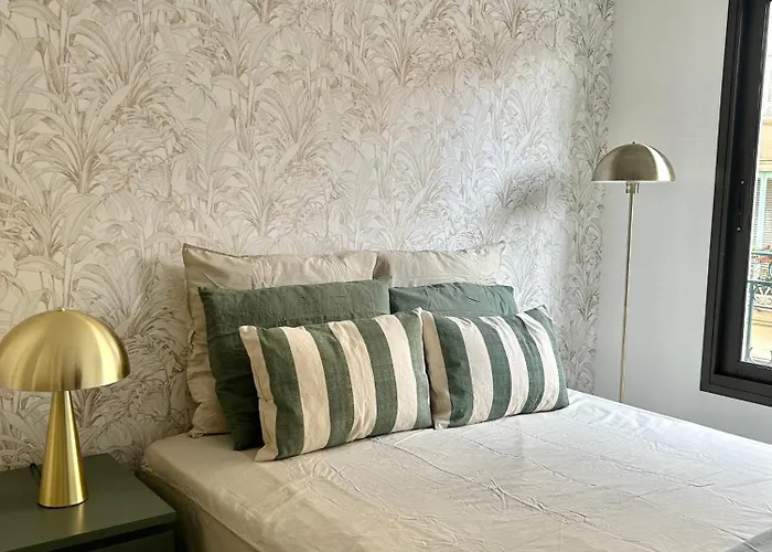 Carré D’or - Private Garage *